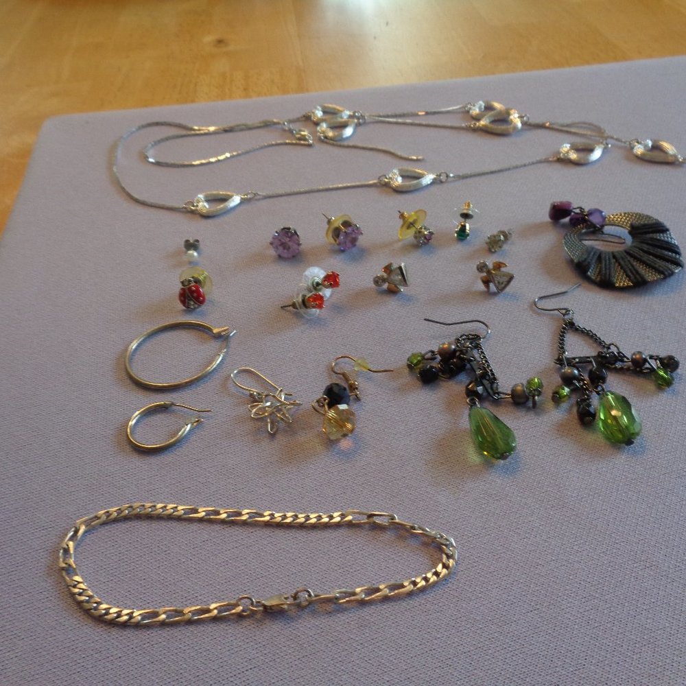 VINTAGE ODD LOT OF 14 ASSORTED PIERCED EARRINGS, NECKLACES, BRACELET